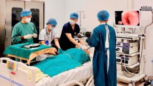 Mở thông dạ dày qua nội soi: Giải pháp ít xâm lấn giúp duy trì dinh dưỡng cho người bệnh khó nuốt